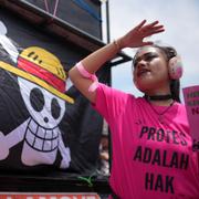 Piraten från den populära animeserien ”One piece” under en protest i Indonesien i början av september.