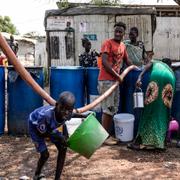 Människor hämtar vatten i ett flyktingläger i Sudan. 