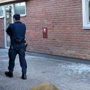 Polis på plats i Tyresö efter att fyra personer gripits misstänkta för terrorbrott. 