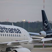 Lufthansa är ett av de bolag som ställt in avgångar.