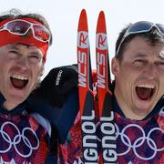 Maksim Vylegsjanin och Alexandr Legkov firar medaljerna i OS i ryska Sotji 2014.
