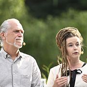 Miljöpartiets språkrör Daniel Helldén och Amanda Lind håller sommartal.