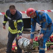 Räddningspersonal bär på resterna av en rysk drönare efter attacker mot Kyiv tidigare i veckan. 