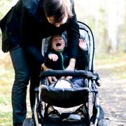 En föräldraledig man tröstar sin son som inte vill sitta i sin barnvagn. Arkivbild.