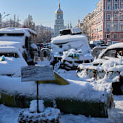 En bild på skadade ryska militärfordon i centrala Kyiv under fredagen. 