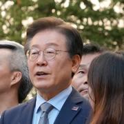 Den sydkoreanske oppositionsledaren Lee Jae-myung utanför Seouls distriktsdomstol.