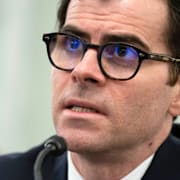 Till vänster en skärmdump från en AI-genererad video där Mario blir gripen av polis. Till höger Instagrams chef Adam Mosseri.