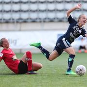 Linköpings Tove Almqvist fälls under måndagens match.