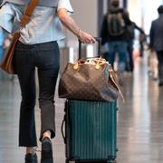 8Resande med väskor på Terminal 5 på Arlanda flygplats. 