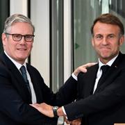 Storbritanniens premiärminister Keir Starmer, till vänster, och Frankrikes president Emmanuel Macron under en gemensam presskonferens i London på torsdagen. 