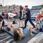 Klimataktivister från organisationen Extinction Rebellion i en manifestation för klimatet i centrala Stockholm inför valet 2022.