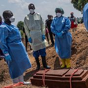 Röda korset-anställda förbereder gravsättningen av sex månader gamla Vanisa Anifa som dog av ebola i mitten av juni.