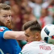 Islands kapten Aron Gunnarsson i närkamp med Tamas Priskin under matchen mot Ungern.