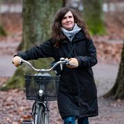 Miljöpartiets språkrörskandidat Märta Stenevi fotograferad i Pildammsparken i Malmö.