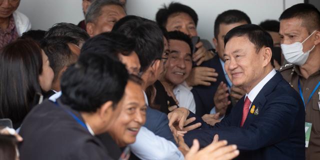 Thailands förra premiärminister Thaksin Shinawatra möts av supportrar på Don Muang flygplatsen i Bangkok, Thailand.  Wason Wanichakorn / AP