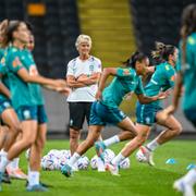 Pia Sundhage, förbundskapten för Brasiliens damlandslag, tränar inför matchen mot Sverige