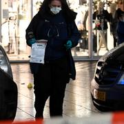 En av polisens kriminaltekniker vid brottsplatsen i Haag.