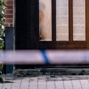 En nyfiken igelkott undersöker skadorna vid entrén till ett flerfamiljshus på Fylkinggatan i Malmö natten till söndagen.