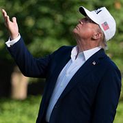 Donald Trump tittar efter mörka moln på himlen.