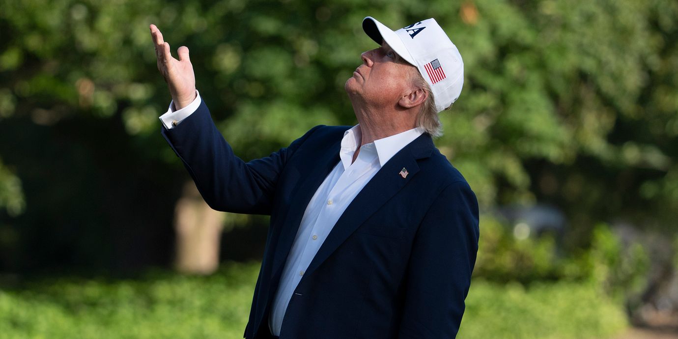 Donald Trump tittar efter mörka moln på himlen.