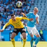 Mjällbys Noah Eile och Malmö FF:s Søren Rieks.