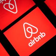 This illustration picture taken on November 22, 2019, shows the logo of the online lodging service Airbnb displayed on a tablet in Paris. (Photo by Lionel BONAVENTURE / AFP) / TT / kod 444