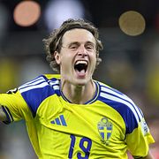 Mattias Svanberg firar sitt mål.