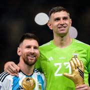 Lionel Messi och Emiliano Martinez.