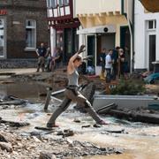 en hjälparbetare u tyska staden Bad Münstereifel under översvämningarna. 