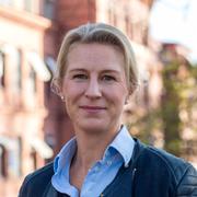 Det kan vara svårt att prata om hur vi mår, men att våga fråga är viktigt, säger Cajsa Kaarme, hälso- och rehabvägledare hos Skandias samarbetspartner Sophiahemmet Rehabcenter.