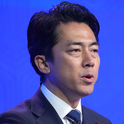 Japans försvarsminister Shinjiro Koizumi menar att landet behöver bygga upp sin försvarsförmåga. Till höger syns den japanska ”självförsvarsstyrkan” SDF.