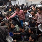 Palestinier i södra Gaza köar för mat.