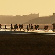 Migranter i norra Frankrike som försöker ta sig ombord på en båt i hopp om att nå Storbritannien.