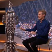 Marcus Ericsson visar upp pokalen i SVT/Marcus Ericsson efter Indy 500-segern.