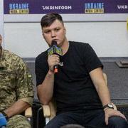 Maksim Kuzminov (höger) på en pressträff med ukrainska militären.