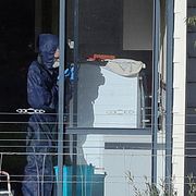 Polis undersöker platsen.