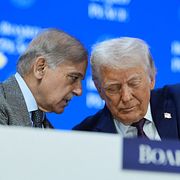 Pakistans premiärminister Shehbaz Sharif tillsammans med Donald Trump i januari 2026.