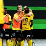 Mjällbys Abdoulie Manneh jublar med lagkamrater efter första målet. 