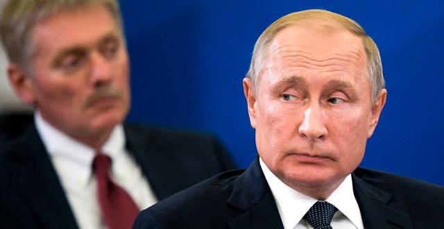 Rysslands president Vladimir Putin med talespersonen Dmitrij Peskov till höger. Alexei Druzhinin / TT NYHETSBYRÅN