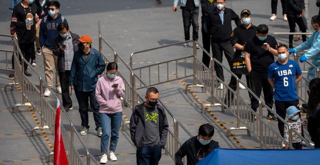 Masstestning i Peking.  Mark Schiefelbein / AP