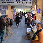 Människor köar utanför bank i Mekelle. Arkivbild.
