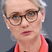 Karin Tegmark Wisell. Till höger Fållökna herrgård.
