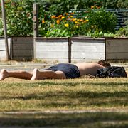Person solar i Stockholm.