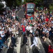 Fans och Beatles-lookalikes samlade vid det ikoniska övergångsstället vid firandet av 50-årsjubileet av ”Abbey Road” 