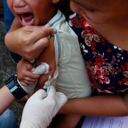 Ett barn vaccineras mot mässling i Manila. Arkivbild. 