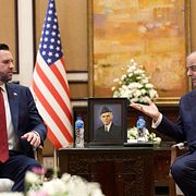 USA:s vicepresident JD Vance och Pakistans premiärminister Shehbaz Sharif i Islamabad under helgens förhandlingar.