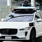 Waymo-bil/New Yorks guvernör Kathy Hochul.