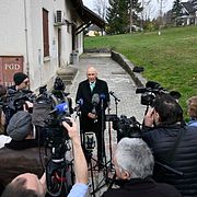 Sloveniens högerutmanare Janez Jansa, tidigare premiärminister, talar med journalister utanför vallokalen i morse.