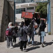 Barn utanför skolan på torsdagen.