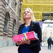 Finansminister Magdalena Andersson (S) på budgetpromenaden i går. 